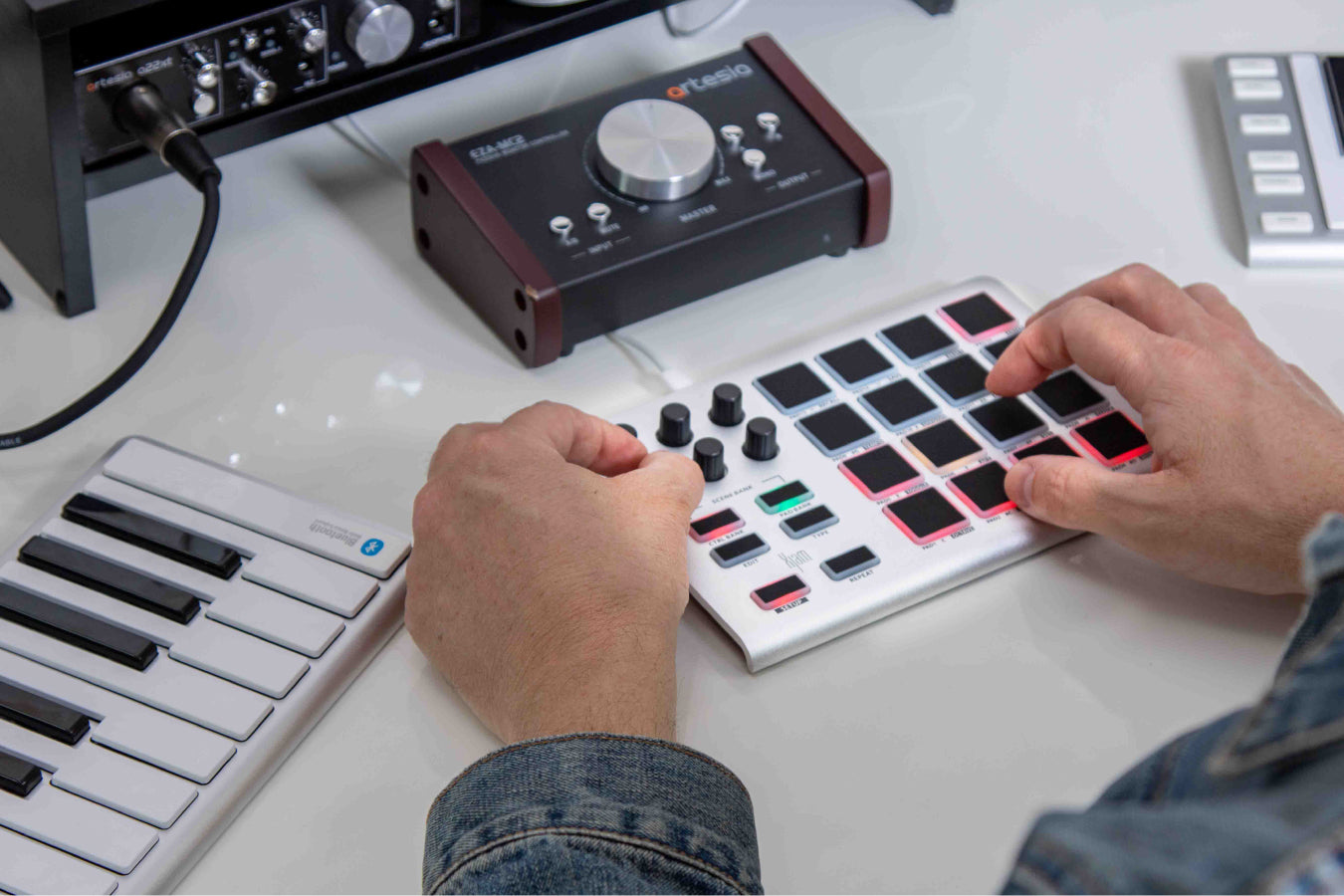 Artesia Pro Xjam USB MIDI controller product view