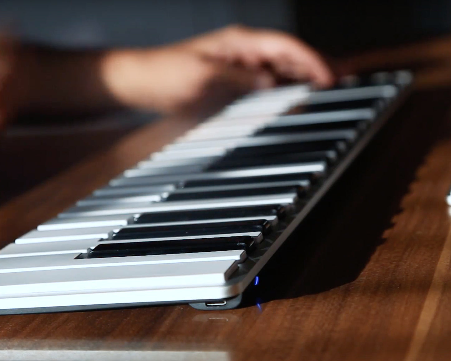 Artesia Pro Xkey 25 Air close lifestyle shot